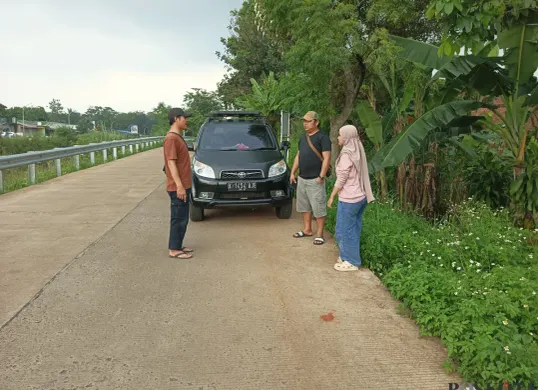 Anggota Tim Opsnal Satreskrim Polsek Tajurhalang, melakukan pengamanan tertutup melakukam patroli dialogis di Jalan Raya Bogor - Kemang (Bomang), Desa Kalisuren, Kecamatan Tajurhalang, Kabupaten Bogor. (Sumber: Poskota/Angga Pahlevi)