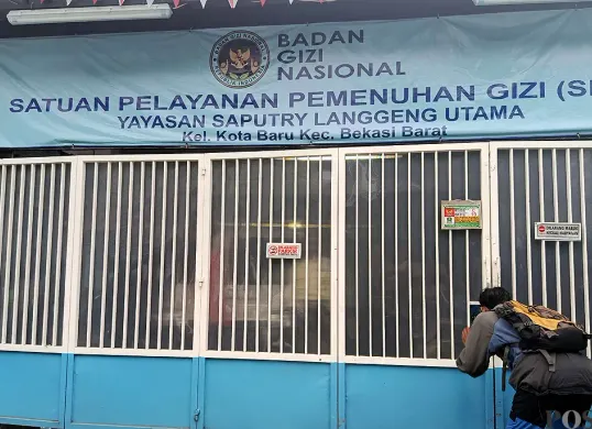 Situasi di dapur SPPG yang menyuplai makanan ke SDN Kota Baru III Bekasi pada Kamis, 2 Oktober 2025. (Sumber: POSKOTA | Foto: Nurpini Aulia Rapika)