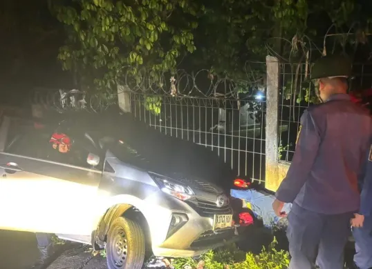 Petugas Damkar Kabupaten Bogor mengevakuasi mobil taksi online yang terperosok di wilayah Citeureup. (Sumber: Dok. Damkar Bogor)
