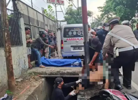Pemotor tewas setelah menabrak tiang besi hingga terperosok ke saluran air di Jalan Daan Mogot, Cengkareng, Jakarta Barat, Kamis, 2 Oktober 2025. (Sumber: Istimewa)