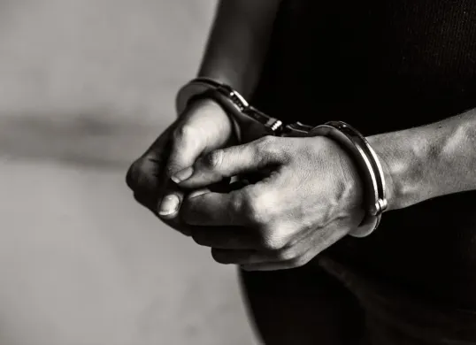 Seorang polisi ditangkap warga di Bali karena jambret emas milik pedagang. (Sumber: Freepik)