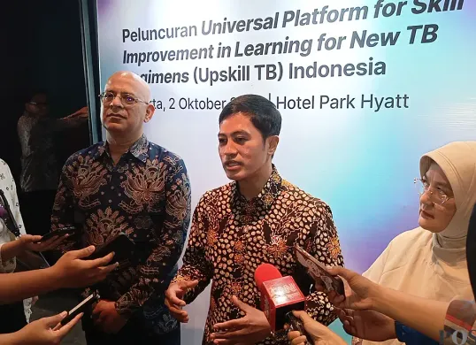 Wakil Menteri Kesehatan, Dante Saksono Harbuwono (tengah) saat ditemui di hotel Park Hyatt, Menteng, Jakarta Pusat, Kamis, 2 Oktober 2025. (Sumber: POSKOTA | Foto: Ali Mansur)