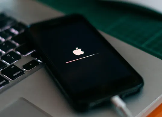 Cara dan Tips Update iOS dengan Benar (Sumber: Unsplash/Szabo Viktor)