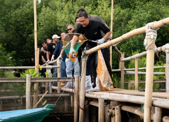 Bank Mandiri bersama karyawan dan relawan turun langsung membersihkan sampah di kawasan mangrove dalam kegiatan Aksi Bersih Mandiri yang digelar serentak di 27 titik strategis seluruh Indonesia. (Sumber: Istimewa)