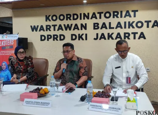 Direktur Utama Dharma Jaya, Raditya Endra Budiman bersama Anggota Komisi B DPRD Jakarta Nur Afni Sajim di Balai Kota Jakarta, Jumat, 3 Oktober 2025. (Sumber: Poskota/M. Tegar Jihad Al Faruq)