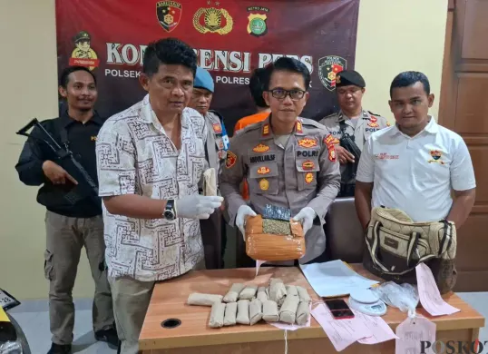 Pengungkapan kasus peredaran narkoba di Mapolsek Bojonggede, Kabupaten Bogor. (Sumber: Poskota/Angga Pahlevi)