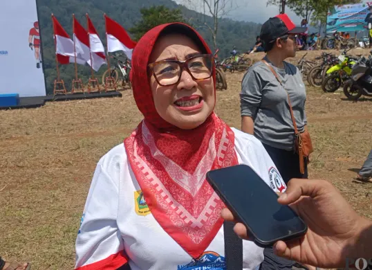 Kadinkes Kabupaten Bogor Fusia Meidiawaty mengatakan pihaknya melakukan inspeksi ke SPPG setelah tiga orang siswa SDN 02 Pasirangin diduga keracunan MBG. (Sumber: Poskota/Giffar Rivana)
