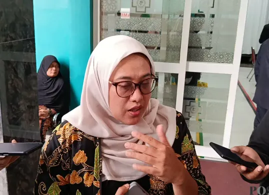 Kepala Dinas Kesehatan Kota Bekasi, Satria Sriwijayanti Anggraini, memberikan keterangan usai menjenguk enam siswa SDN Kota Baru III yang diduga mengalami keracunan makanan di RS Ananda Bekasi. (Sumber: Poskota/Nurpini Aulia Rapika)