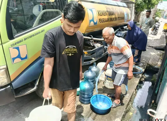 Warga Kavling Alinda Permai, Bekasi Utara, tengah antre mengambil pasokan air bersih dari mobil tangki PDAM Tirta Patriot, Jumat, 3 Oktober 2025. (Sumber: Poskota/Nurpini Aulia Rapika)
