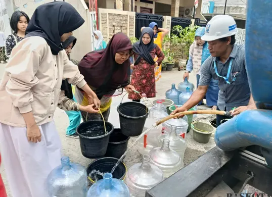 Warga Kavling Alinda Permai, Bekasi Utara, tengah antre mengambil pasokan air bersih dari mobil tangki PDAM Tirta Patriot, Jumat, 3 Oktober 2025. (Sumber: Poskota/Nurpini Aulia Rapika)