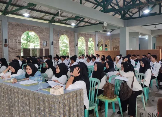 Pelatihan puluhan relawan SPPG di Menes, Kabupaten Pandeglang, Jumat, 3 Oktober 2025. (Sumber: Poskota/Samsul Fatoni)