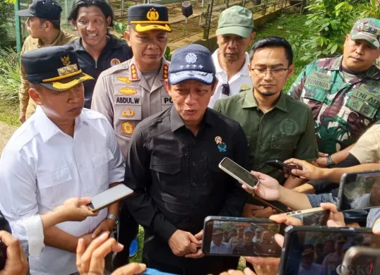 Menteri LH, Hanif Faisol Nurofiq di Kelurahan Jatijajar, Kecamatan Tapos, Kota Depok, Jumat, 3 Oktober 2025. (Sumber: Poskota/Angga Pahlevi)