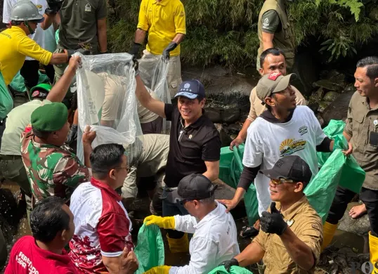 Menteri LH Hanif Faisol Nurofiq bersama warga, siswa sekolah, dan relawan membersihkan hulu sungai ciliwung, Puncak, Kecamatan Cisarua, Kabupaten Bogor, Jumat 3 Oktober 2025. (Sumber: Poskota/Giffar Rivana)