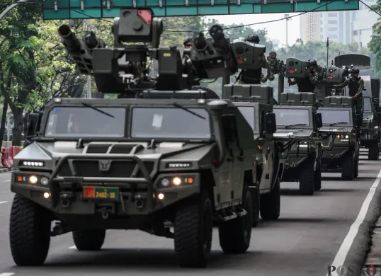 Prajurit TNI berdiri di atas alutsista menuju kawasan Monumen Nasional (Monas), Jakarta, Rabu, 1 Oktober 2025. (Sumber: Poskota/Bilal Nugraha Ginanjar)