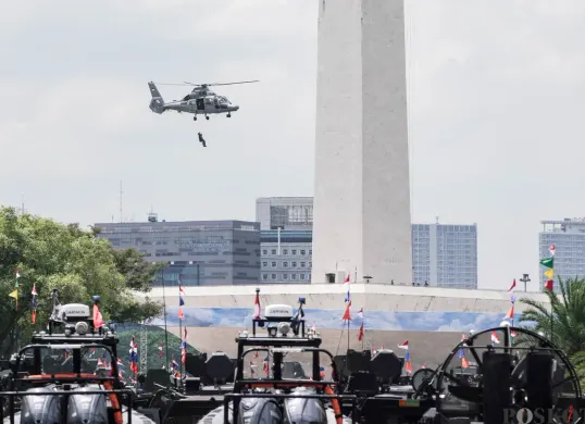 Prajurit TNI berdiri di atas alutsista menuju kawasan Monumen Nasional (Monas), Jakarta, Rabu, 1 Oktober 2025. (Sumber: Poskota/Bilal Nugraha Ginanjar)