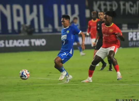 Beckham Putra Nugraha tampil penuh semangat bersama Persib Bandung. Gelandang muda ini kini bersiap membela Timnas Indonesia melawan Arab Saudi di Kualifikasi Piala Dunia 2026. (Sumber: Poskota/Gatot Poedji Utomo)