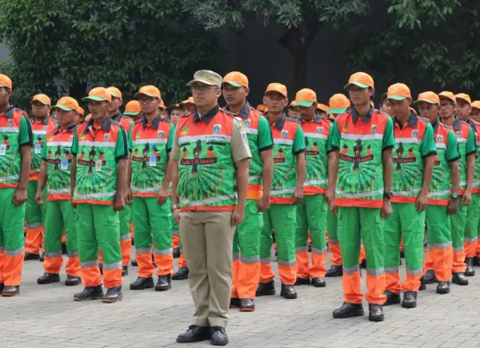 Dinas Lingkungan Hidup (DLH) Jakarta mengerahkan sebanyak 2.100 petugas kebersihan untuk menjaga kebersihan selama perayaan Hari Ulang Tahun (HUT) ke-80 Tentara Nasional Indonesia (TNI). (Sumber: DLH DKI Jakarta)