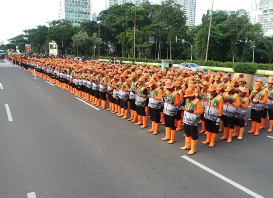 Dinas Lingkungan Hidup (DLH) Jakarta mengerahkan sebanyak 2.100 petugas kebersihan untuk menjaga kebersihan selama perayaan Hari Ulang Tahun (HUT) ke-80 Tentara Nasional Indonesia (TNI). (Sumber: DLH Jakarta)