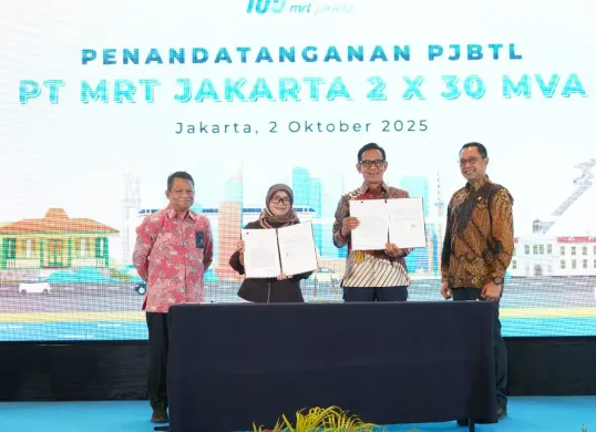 General Manager PLN UID Jaya, Moch. Andy Adchaminoerdin (kedua kanan) dan Direktur Konstruksi PT MRT Jakarta Weni Maulina (kedua kiri) menunjukkan dokumen perjanjian PJBTL di Jakarta, Kamis, 2 Oktober 2025. (Sumber: Dok. PLN UID Jaya)