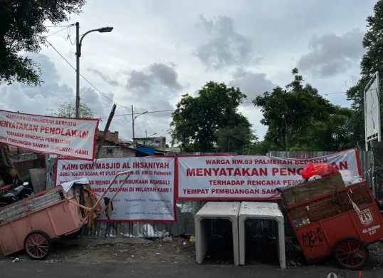 Warga memasang spanduk penolakan pembangunan TPS di RW 03 Palmerah, Jakarta Barat. (Sumber: Poskota/Pandi Ramedhan)