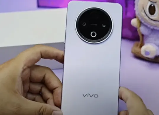 Spesifikasi lengkap Vivo Y500 Pro Kamera 200MP, MediaTek Dimensity 7300, Layar AMOLED 120Hz, Baterai 5000mAh. Cek kinerja, fitur unggulan di sini. (Sumber: YouTube/Zahar Mobile Review)