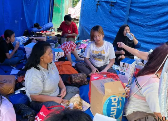 Suasana di lokasi pengungsian kebakaran rumah tinggal di Kelurahan Tangki, Kecamatan Taman Sari, Jakarta Barat, Jumat, 3 Oktober 2025. (Sumber: Poskota/Pandi Ramedhan)