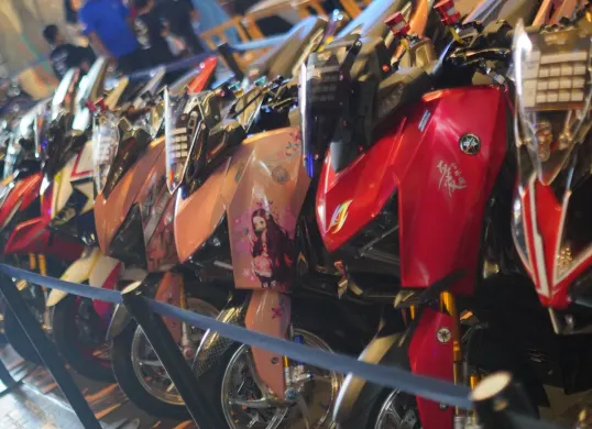 CustoMAXi Yamaha 2025 sambangi Makassar dengan semarak modifikasi motor, ratusan peserta Sunmori, hingga pengumuman pemenang. (Sumber: Yamaha)