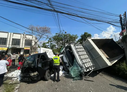 Petugas Unit Gakkum Satlantas Polresta Serang Kota tengah melakukan pendataan di TKP dump truk yang terjun bebas dari atas Tol Tangerang-Merak. (Sumber: Dok. Humas Polresta Serang Kota)