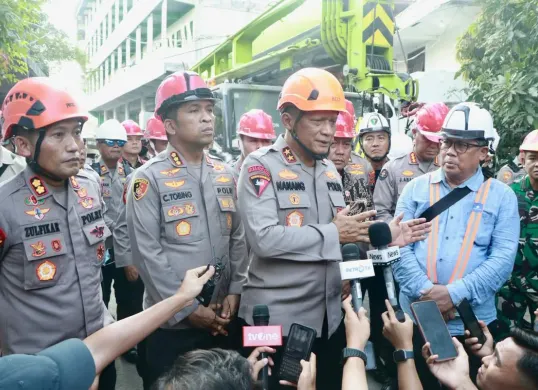 Kapolda Jawa Timur Irjen Nanang Avianto meninjau proses evakuasi korban robohnya bangunan Ponpes Al Khoziny di Buduran, Sidoarjo. (Sumber: Istimewa)