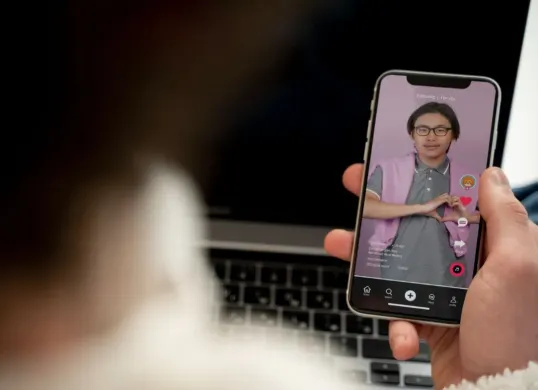 Cek bocoran jam upload FYP TikTok terbaru Oktober 2025. (Sumber: Freepik)
