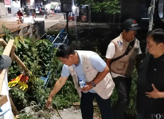 Direktur Utama PDAM Tirta Patriot, Ali Imam Faryadi, meninjau langsung kerusakan valve pada Jumat malam, 3 Oktober 2025. (Sumber: POSKOTA | Foto: Nurpini Aulia Rapika)