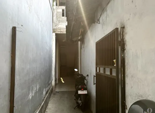 Lokasi rumah kontrakan pekerja proyek diduga korban pembunuhan di Jalan Kembangan Raya, Kembangan, Jakarta Barat. (Sumber: POSKOTA | Foto: Pandi Ramedhan)