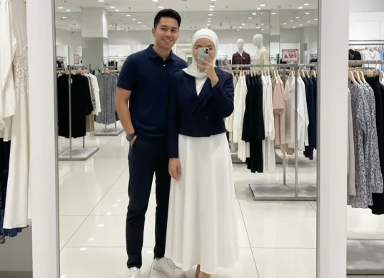 Hasil edit foto pakai prompt Gemini AI untuk foto mirror selfie bareng pacar. (Sumber: Gemini AI)