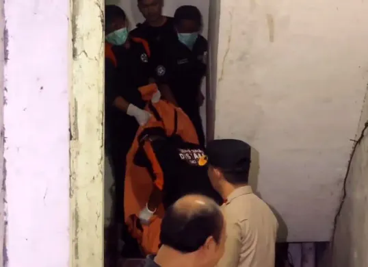 Polisi mengevakuasi jasad pria yang ditemukan tewas dalam kamar kontrakan di Jalan Kembangan Raya, Jakarta Barat pada Jumat sore, 3 Oktober 2025. (Sumber: Istimewa)