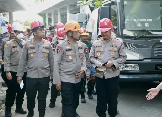 Kapolda Jawa Timur Irjen Nanang Avianto, bersama Pejabat Utama (PJU) Polda Jatim meninjau langsung proses evakuasi korban robohnya bangunan Pondok Pesantren (Ponpes) Al Khoziny, Buduran, Sidoarjo, Jumat, 3 Oktober 2025. (Sumber: Polda Jawa Timur)
