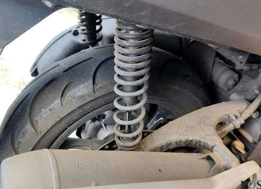 Ilustrasi, shockbreaker rusak bisa membahayakan pengendara motor. (Sumber: POSKOTA | Foto: Erwan Hartawan)