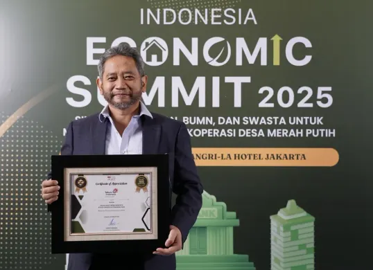 Direktur Strategic Business Development & Portofolio Telkom Seno Soemadji saat menerima penghargaan “The Best State Owned Enterprise (SOE) 2025” di Shangri-La Hotel. (Sumber: Corporate Communication PT Telkom Indonesia (Persero) Tbk)