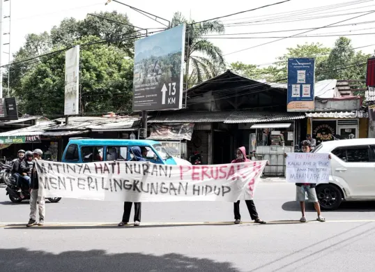 Warga melakukan unjuk rasa terkait banyaknya ekowisata di kawasan Puncak, Bogor, yang ditutup Kementerian LH. (Sumber: Istimewa)