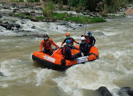 Proses pencarian orang hilang di Sungai Cikaniki, Nanggung, Kabupaten Bogor. (Sumber: Dok. BPBD Kabupaten Bogor)