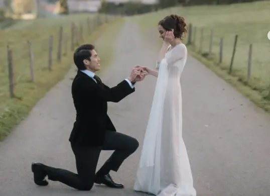 Syifa Hadju dan El Rumi berpose bahagia di Lauterbrunnen, Swiss, usai momen lamaran romantis yang menggetarkan hati jutaan penggemar. (Sumber: Instagram/@syifahadju)