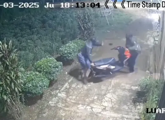 Tangkap layar dua kawanan pelaku curanmor menggotong motor curian di Jalan Raya Bomang, Tajurhalang, Bogor. (Sumber: Instagram @lifeatbojonggede)
