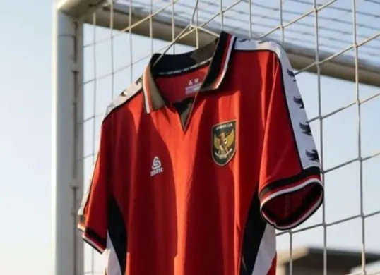 5 Ide Prompt Gemini AI untuk Edit Foto dengan Jersei Timnas Indonesia, Hasilnya Seperti Pemotretan Profesional! (Sumber: Pinterest)