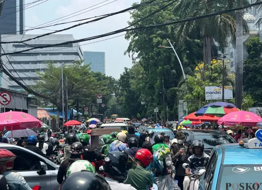Situasi lalu lintas di Jalan Abdul Muis arah kawasan Monas, Gambir, Jakarta Pusat, macet total, Minggu, 5 Oktober 2025. (Sumber: Poskota/Pandi Ramedhan)