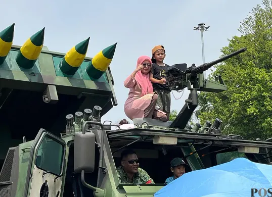 Antusiasme anak-anak menaiki mobil Panser hingga peluncur roket Astros II MK 6 di Monas, Jakarta Pusat pada Minggu, 5 Oktober 2025. (Sumber: POSKOTA | Foto: M Tegar Jihad)