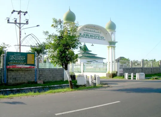 Jagat media sosial tengah diramaikan oleh beredarnya video ratusan santri ikut mengecor gedung bertingkat yang diduga diambil di kawasan Pondok Pesantren (Ponpes) Lirboyo, Kediri, Jawa Timur. (Sumber: Lirboyonet)