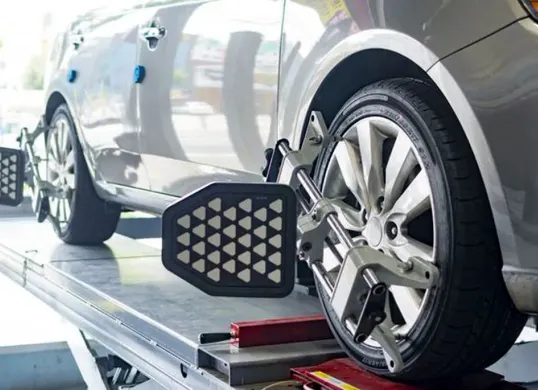 Ilustrasi, pengertian spooring dan balancing, perbedaannya, serta fungsi pentingnya. (Sumber: AstraOtoParts)