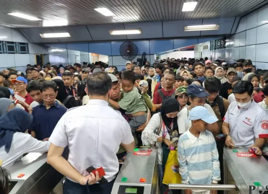 Suasana di Stasiun Juanda, Sawah Besar, Jakarta Pusat, yang dipadati penumpang pada Minggu, 5 Oktober 2025. (Sumber: POSKOTA | Foto: Pandi Ramedhan)