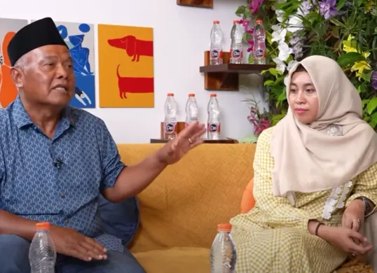 Imam Muslimin atau Yai Mim, eks dosen UIN Malang, terlibat konflik berkepanjangan dengan tetangganya, Nurul Sahara, terkait lahan parkir yang berujung ke ranah hukum. (Sumber: YouTube/Curhat Bang Denny Sumargo)
