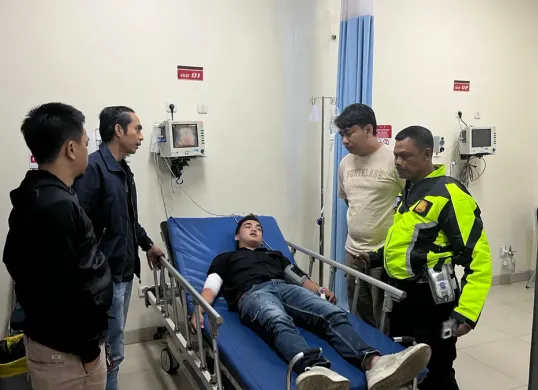 Anggota Polri yang dibacok gengster di Jalan Arzimar, Kecamatan Bogor Utara, Kota Bogor, dibawa ke RS PMI. (Sumber: Polsek Bogor Utara)