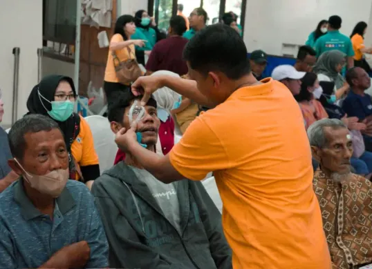Para pasien penerima operasi katarak gratis yang digelar Dinkes Kabupaten Tangerang dan Summarecon. (Sumber: Dok. Istimewa)